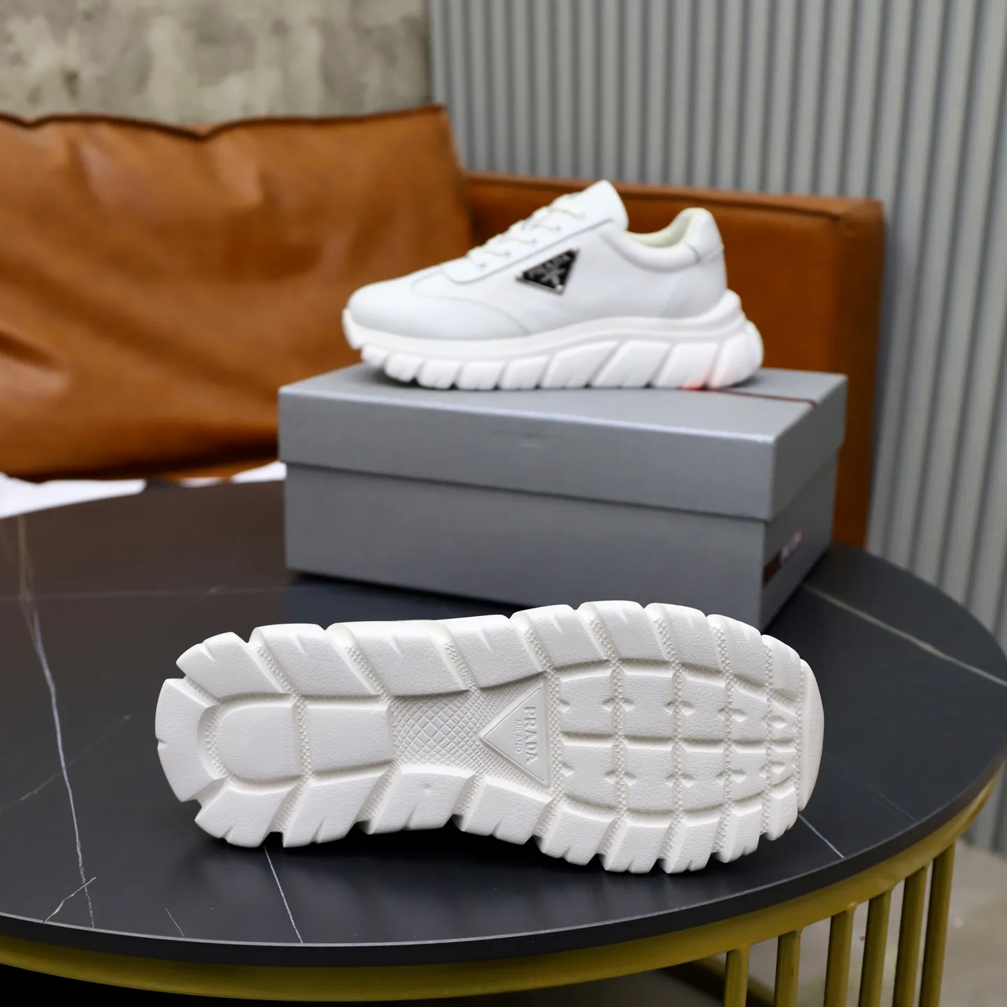 Factory price: 720💰Top original order Brand: PRADA (Prada) Standard code: Men's size 38/44 (45 can be customized) Grade: Same as the official website Material: Original cowhide stitching, cowhide lining, original combination two-color wear-resistant soft outsole Style category: casual sports version, young fashion, European and American trend, British style Color: actual picture color